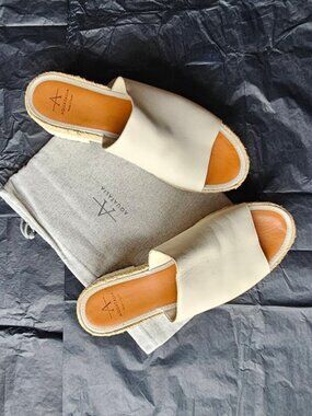 Aquatalia Platform Sandal Size 11